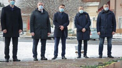 Чиновники в Николаеве почтили память студентов, погибших под Крутами | Корабелов.ИНФО