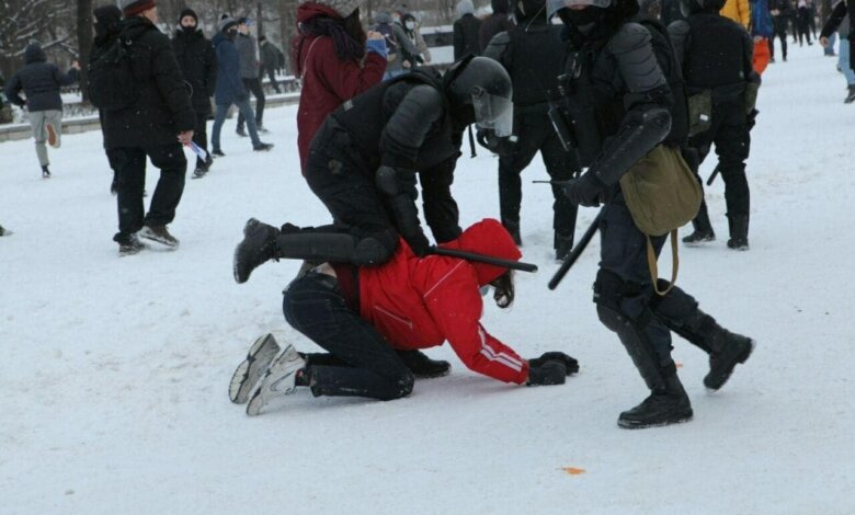 Масштабные акции протеста в России: силовики избивают мирных митингующих. Видео 18+ | Корабелов.ИНФО image 1