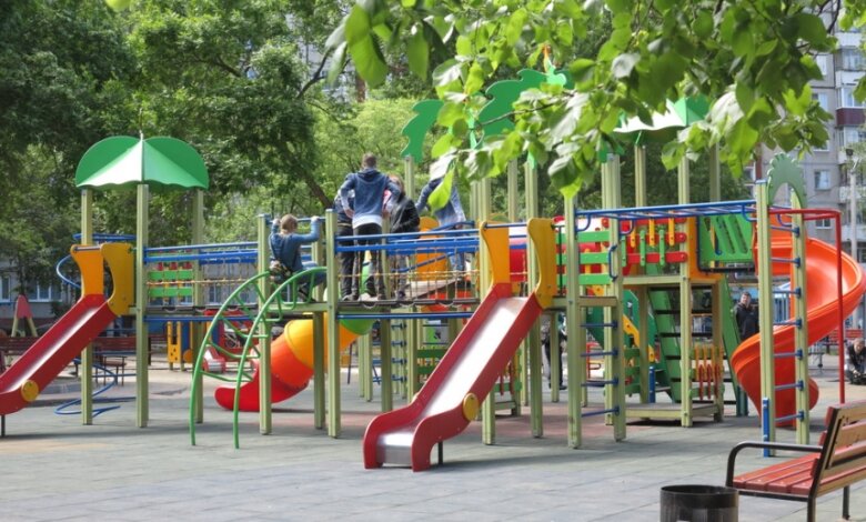 В Николаеве женщина за избиение ребенка на детской площадке заплатила 850 гривен штрафа | Корабелов.ИНФО