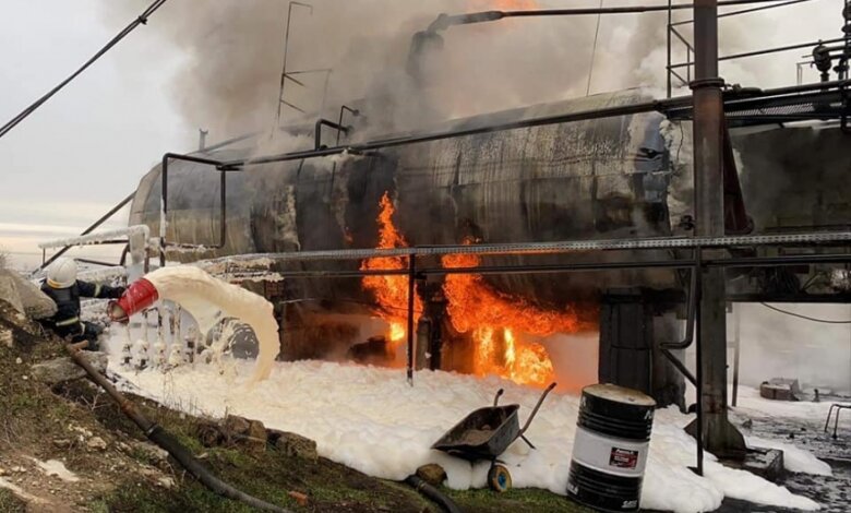 Полиция подозревает поджог: пожар на нефтебазе в Витовском районе | Корабелов.ИНФО