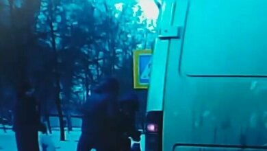 В Николаеве водитель едва не сбил мужчину с ребенком, после чего накинулся на них с кулаками (видео) | Корабелов.ИНФО