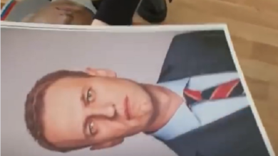 Школьники в РФ снимают со стен портреты Путина и вешают вместо них портреты Навального (Видео) | Корабелов.ИНФО