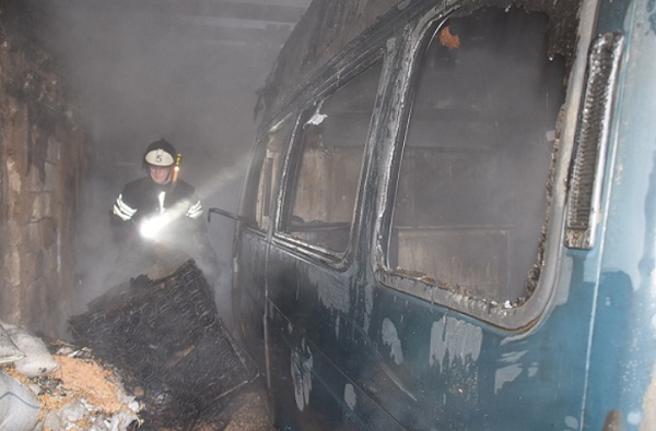 В Корабельном районе в гараже сгорел микроавтобус «ГАЗель» (Видео) | Корабелов.ИНФО