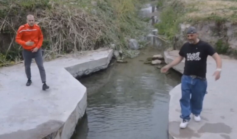 певцы на роднике в парке "Богоявленский"