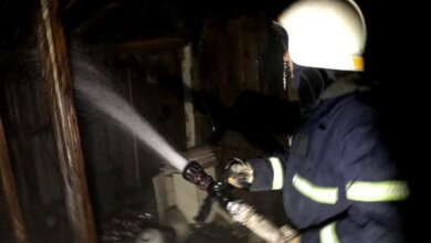 В Витовском районе пожарные спасли от уничтожения жилой дом, находившийся рядом с горящей хозпостройкой | Корабелов.ИНФО