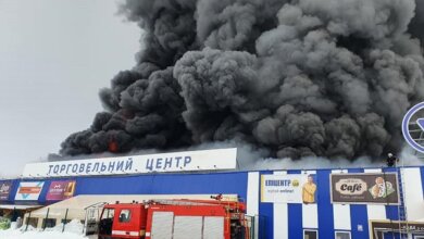 Мужчина ранил топором двоих охранников и устроил пожар в «Эпицентре» на Николаевщине (Видео) | Корабелов.ИНФО image 1
