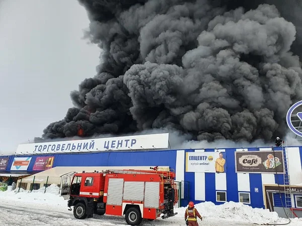 Мужчина ранил топором двоих охранников и устроил пожар в «Эпицентре» на Николаевщине (Видео) | Корабелов.ИНФО image 1