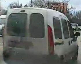 На проспекте Богоявленском Renault врезался в припаркованный автомобиль Nissan, после чего уехал | Корабелов.ИНФО