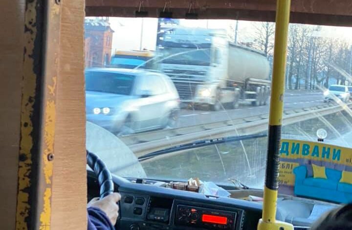 Водитель маршрутки №50 по-хамски отказал в проезде пенсионерке и выгнал ее из салона | Корабелов.ИНФО