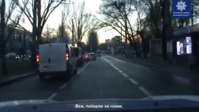 "Обращайтесь! Мы — рядом", - патруль помог доехать в больницу беременной женщине с кровотечением (видео) | Корабелов.ИНФО