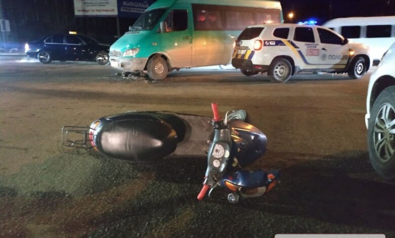 На проспекте Богоявленском маршрутка сбила мопедиста | Корабелов.ИНФО