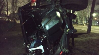 В Николаеве «Тойота» врезалась в дерево и перевернулась — водитель в больнице | Корабелов.ИНФО