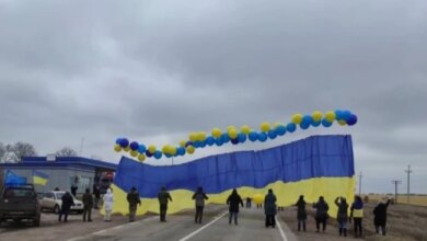 Жители Херсонской области запустили в Крым гигантский флаг Украины. Видео | Корабелов.ИНФО
