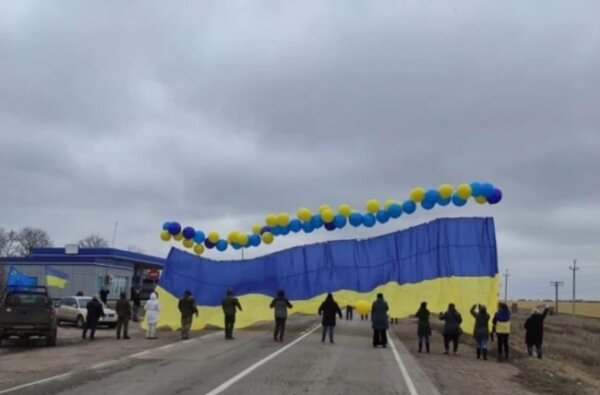 Жители Херсонской области запустили в Крым гигантский флаг Украины. Видео | Корабелов.ИНФО
