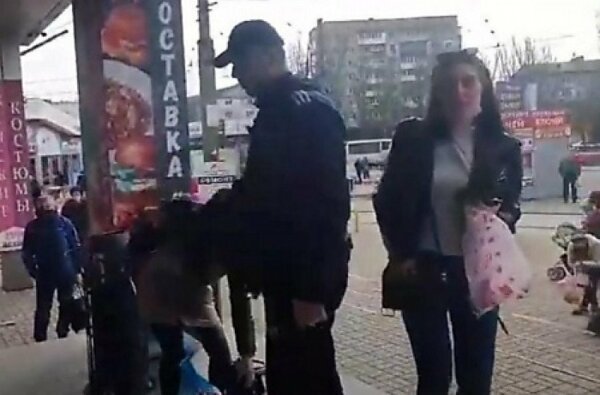 В николаевском супермаркете покупатель распылил газ из баллончика в лицо охраннику. Видео | Корабелов.ИНФО