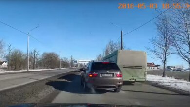 Обгон на высокой скорости: появилось еще одно видео ДТП с «БМВ» и автобусом на "перегоне" | Корабелов.ИНФО