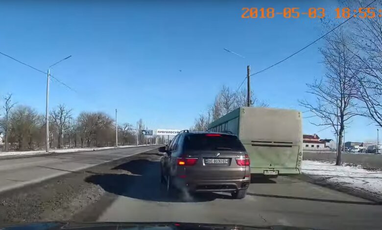 Обгон на высокой скорости: появилось еще одно видео ДТП с «БМВ» и автобусом на "перегоне" | Корабелов.ИНФО