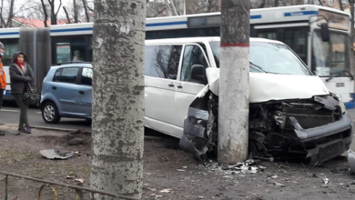 ДТП с пострадавшим: в Корабельном микроавтобус после столкновения с легковушкой врезался в столб | Корабелов.ИНФО