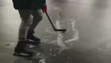 На коньках и с клюшкой: как в Николаеве катаются по обледеневшей Серой площади. ВИДЕО | Корабелов.ИНФО