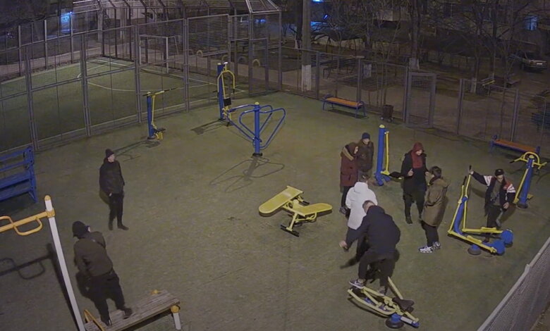 "Пусть родители посмотрят на своих деток": как ведут себя подростки ночью в Корабельном районе (Видео) | Корабелов.ИНФО