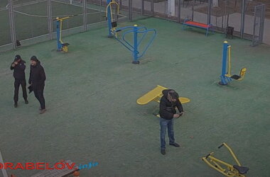 Полиция и мэр занялись поиском "героев", хулиганивших на спортплощадке в Корабельном районе (Фото) | Корабелов.ИНФО image 4