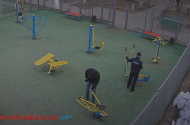 Полиция и мэр занялись поиском "героев", хулиганивших на спортплощадке в Корабельном районе (Фото) | Корабелов.ИНФО image 1