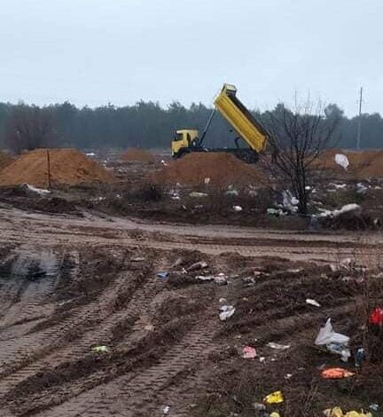 Мусор со строительства "Эпицентра" в Корабельном районе грузовиками вывозят за Галицыново. Видео | Корабелов.ИНФО image 1