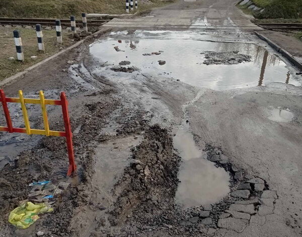 "Скільки витікло, і хто за це платить?": вже місяць тече вода під Широкобальським шляхопроводом | Корабелов.ИНФО image 1