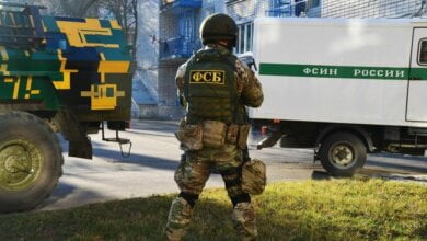 В Крыму задержали двух украинцев: те возлагали цветы к памятнику Шевченко | Корабелов.ИНФО