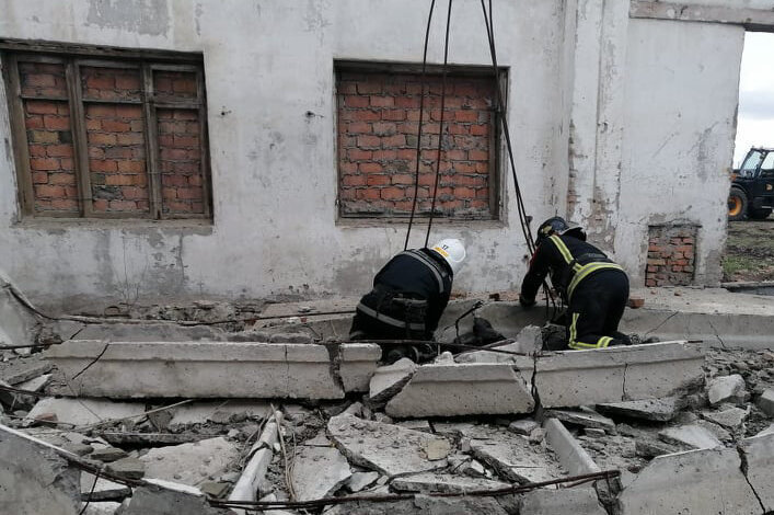 На Николаевщине во время разборки здания бетонная плита убила 19-летнего парня | Корабелов.ИНФО