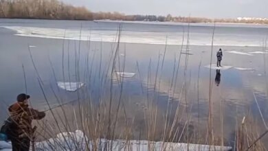 Рыбак при помощи спиннинга вытащил ребенка из реки, который оказался на льдине (видео) | Корабелов.ИНФО