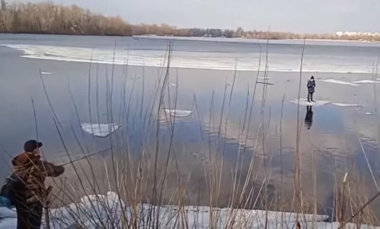 Рыбак при помощи спиннинга вытащил ребенка из реки, который оказался на льдине (видео) | Корабелов.ИНФО