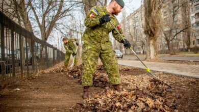 Канадские военные инструкторы убрали прошлогоднюю листву в Николаеве | Корабелов.ИНФО image 1