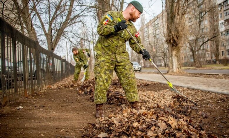 Канадские военные инструкторы убрали прошлогоднюю листву в Николаеве | Корабелов.ИНФО image 1