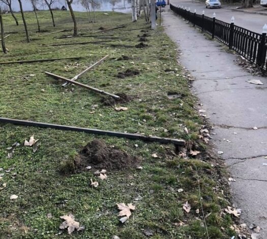В Николаеве активисты выломали столбы в сквере, где собрались строить супермаркет. ВИДЕО | Корабелов.ИНФО
