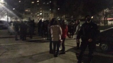 Массовая драка в Николаеве: женщины ударили журналистку и разбили ей телефон. ВИДЕО | Корабелов.ИНФО