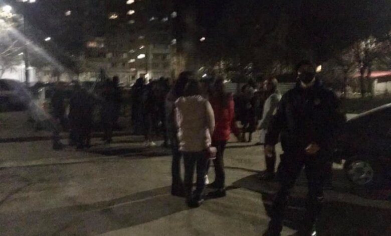 Массовая драка в Николаеве: женщины ударили журналистку и разбили ей телефон. ВИДЕО | Корабелов.ИНФО