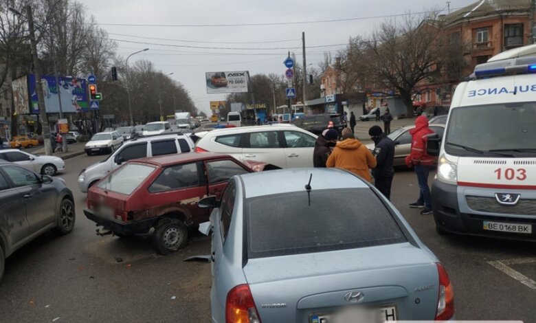 На проспекте  Богоявленском столкнулись три автомобиля — огромные заторы | Корабелов.ИНФО image 3