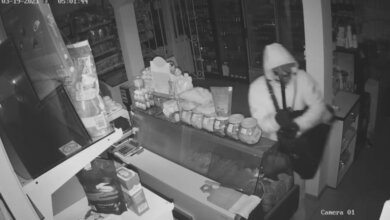 С ломиком и в маске вор ограбил магазин в Николаеве. ВИДЕО | Корабелов.ИНФО