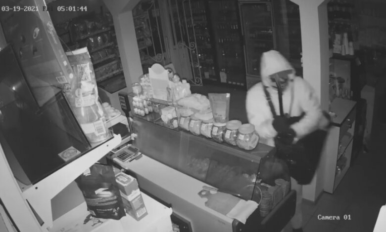 С ломиком и в маске вор ограбил магазин в Николаеве. ВИДЕО | Корабелов.ИНФО