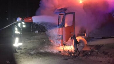 В Корабельном районе во время движения загорелся грузовик Mercedes | Корабелов.ИНФО