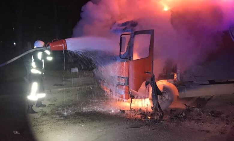 В Корабельном районе во время движения загорелся грузовик Mercedes | Корабелов.ИНФО