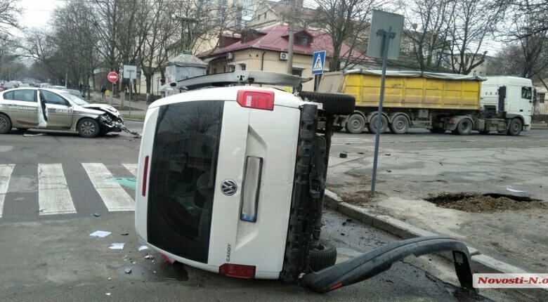 В Николаеве после столкновения с «Фиатом» перевернулся «Фольксваген»: пострадал водитель (Видео) | Корабелов.ИНФО
