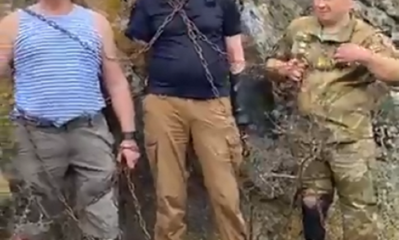 Ветераны АТО приковали себя цепями к скале на острове Бугский Гард, протестуя против его затопления | Корабелов.ИНФО image 3