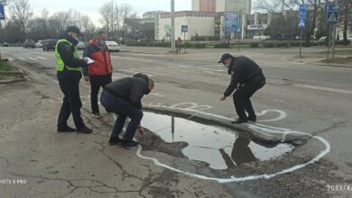 Активисты в Корабельном районе разрисовали ямы на дорогах белой краской | Корабелов.ИНФО