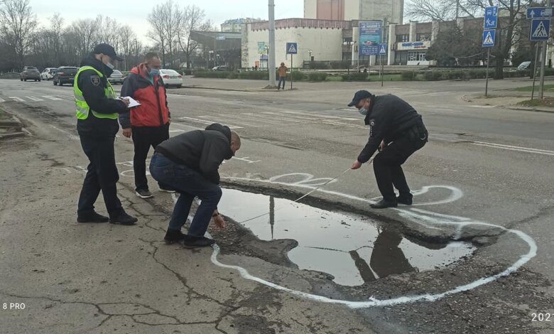 Активисты в Корабельном районе разрисовали ямы на дорогах белой краской | Корабелов.ИНФО