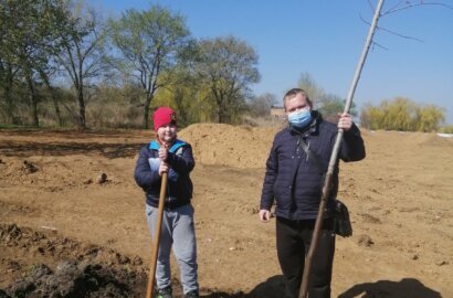 "В скандальную глину": дети с родителями в парке "Богоявленский" высадили аллею ясеней | Корабелов.ИНФО image 6