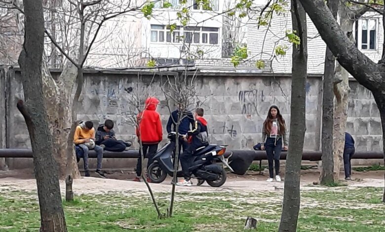 "Каждый день беспредел", - жители Корабельного о подростках с мопедами на территории школы | Корабелов.ИНФО image 1