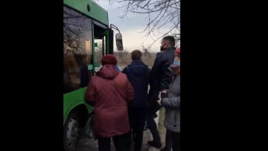Вкруговую: зеленый автобус приходит на начальную остановку в Корабельном уже забитый пассажирами (видео) | Корабелов.ИНФО