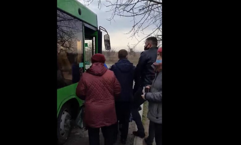 Вкруговую: зеленый автобус приходит на начальную остановку в Корабельном уже забитый пассажирами (видео) | Корабелов.ИНФО